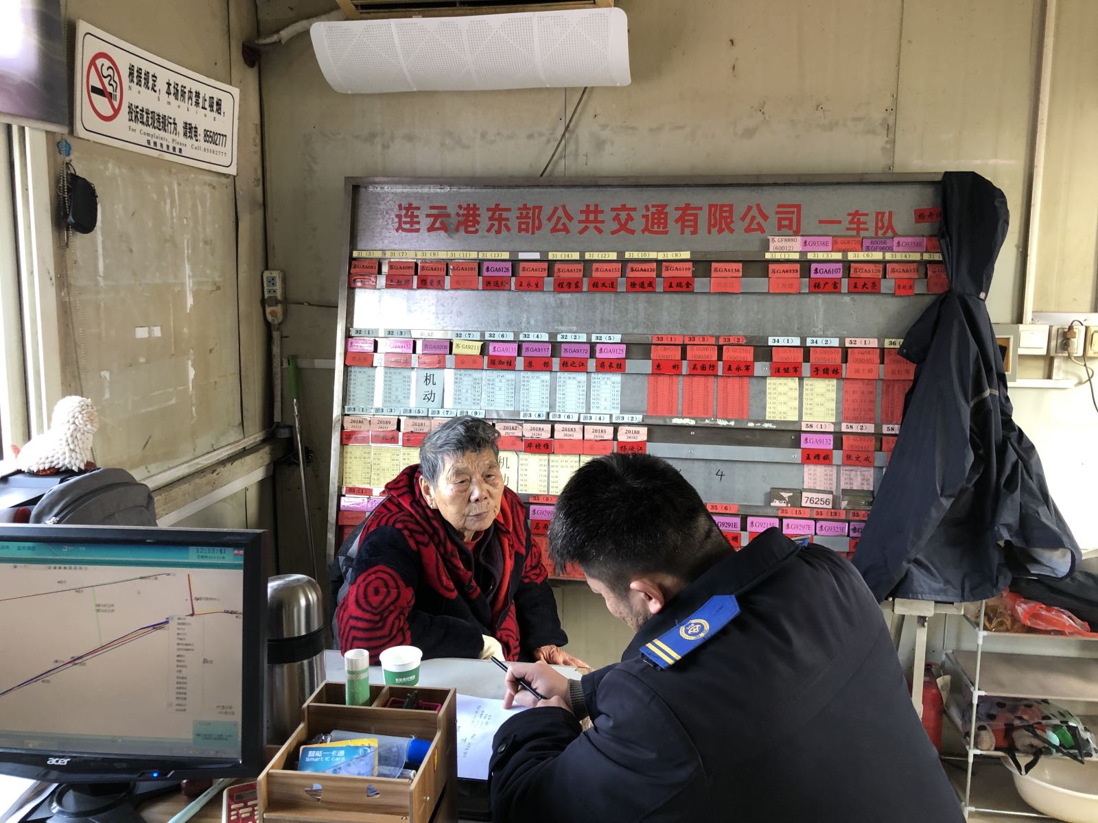 八旬老太迷了路 公交职工合力民警帮她找家人